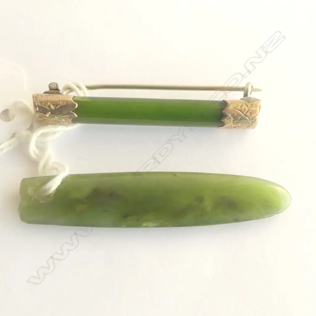 2 OLD POUNAMU PCES: brooch w gold mounts (lead repair) + pendant Image 1++