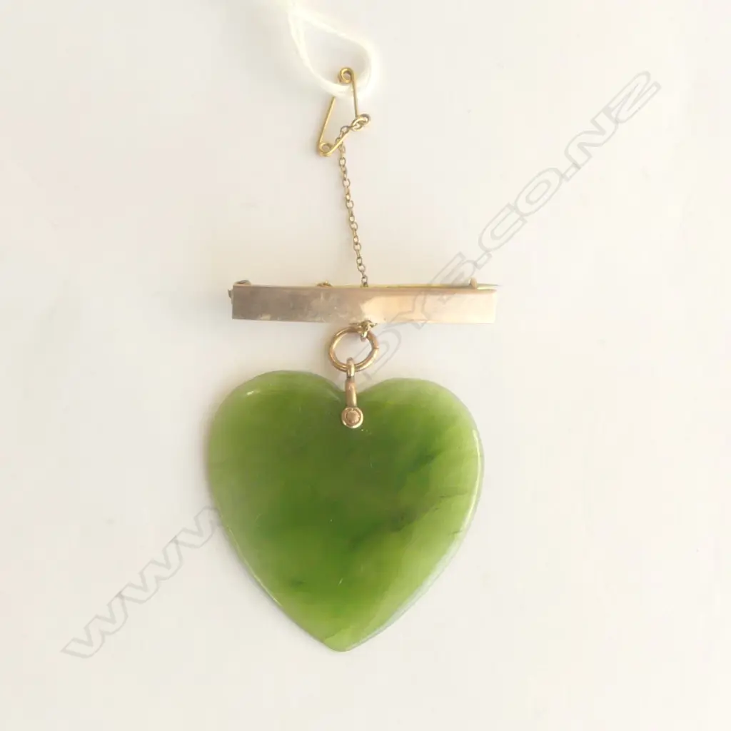9ct GOLD AND POUNAMU HEART BROOCH  Image 1++