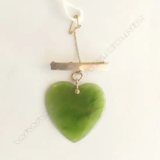 9ct GOLD AND POUNAMU HEART BROOCH 