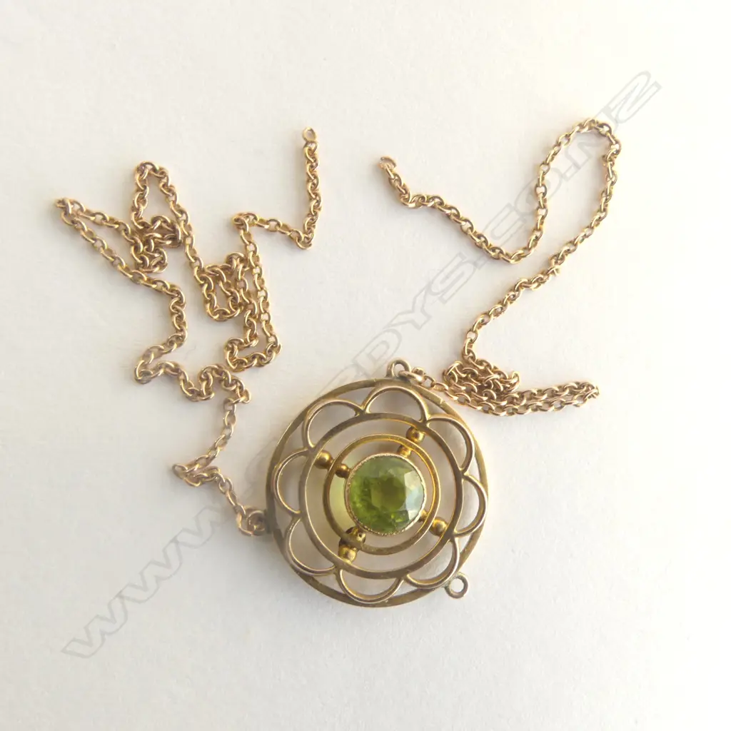 9ct GOLD & PERIDOT PENDANT on CHAIN (chain broken & no clasp) 2.61gm Image 1++