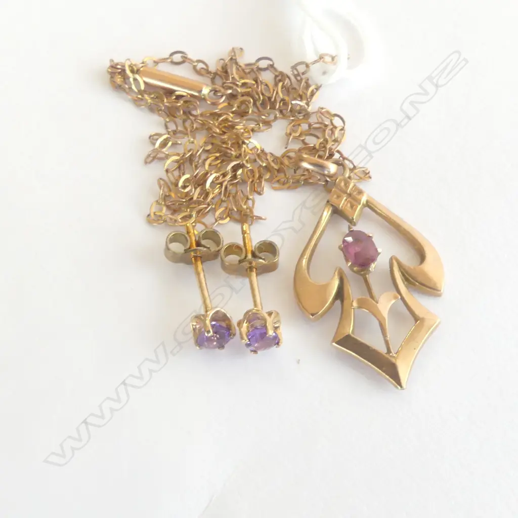 9CT GOLD ART NOUVEAU PENDANT ON CHAIN WITH STUD EARINGS Image 1++