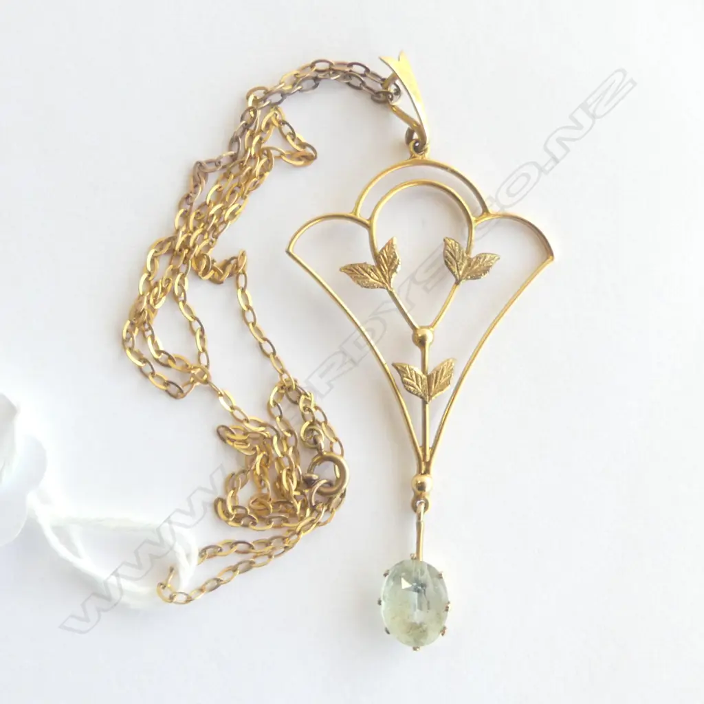 VINTAGE ART NOUVEAU 9CT GOLD PENDANT ON CHAIN Image 1++