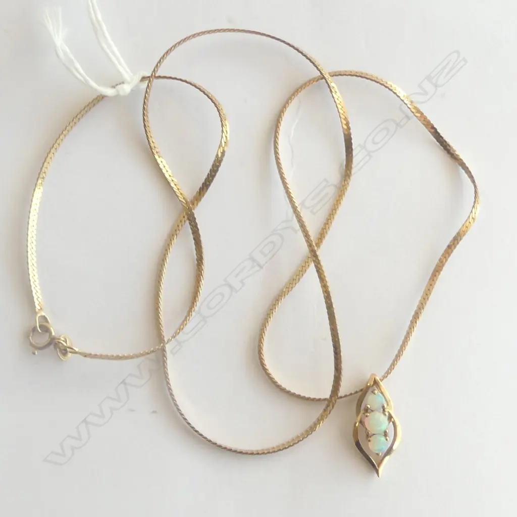 9CT GOLD OPAL PENDANT ON 9CT CHAIN 4.6GMS Image 1++