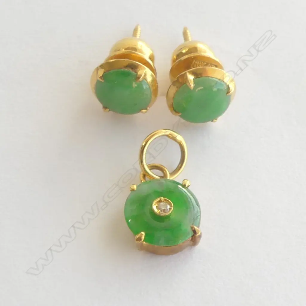 22ct YELLOW GOLD & JADE PR EARRINGS & PENDANT with central DIAMOND 3.08gms Image 1++