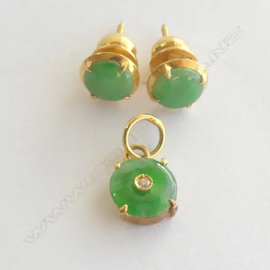 22ct YELLOW GOLD & JADE PR EARRINGS & PENDANT with central DIAMOND 3.08gms