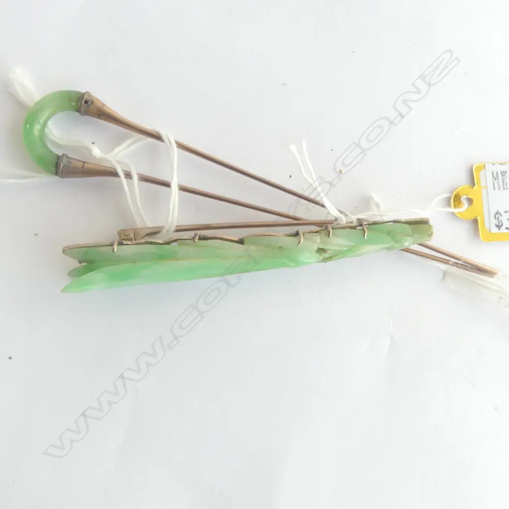 2 ANTIQUE ORIENTAL JADEITE PIECES: Long brooch - cracked + jadeite & gold plate hair pin Image 1++