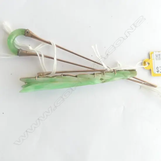 2 ANTIQUE ORIENTAL JADEITE PIECES: Long brooch - cracked + jadeite & gold plate hair pin