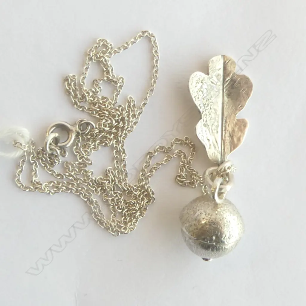 STG SILVER ACORN & LEAF ON CHAIN 9.56gms L.500mm Image 1++