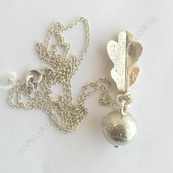 STG SILVER ACORN & LEAF ON CHAIN 9.56gms L.500mm