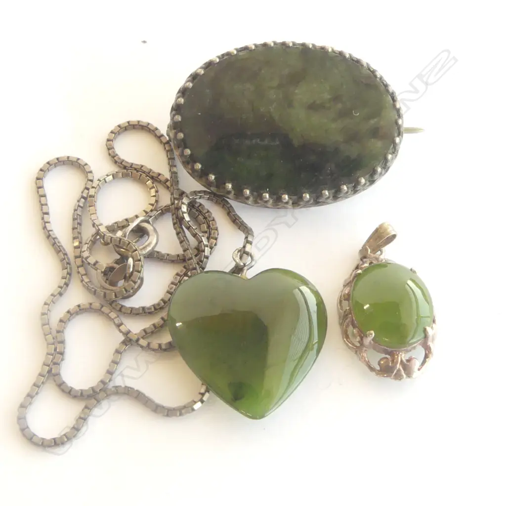 GREENSTONE BROOCH  GREENSTONE HEART PENDANT ON S/SILVER CHAIN  & ANOTHER GREENSTONE PENDANT  Image 1++