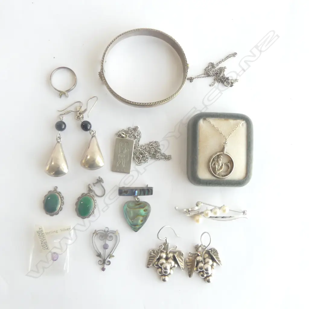 COLLECTION OF ASSORTED S/SILVER JEWELLERY BANGLE PENDANTS BROOCHES ETC Image 1++