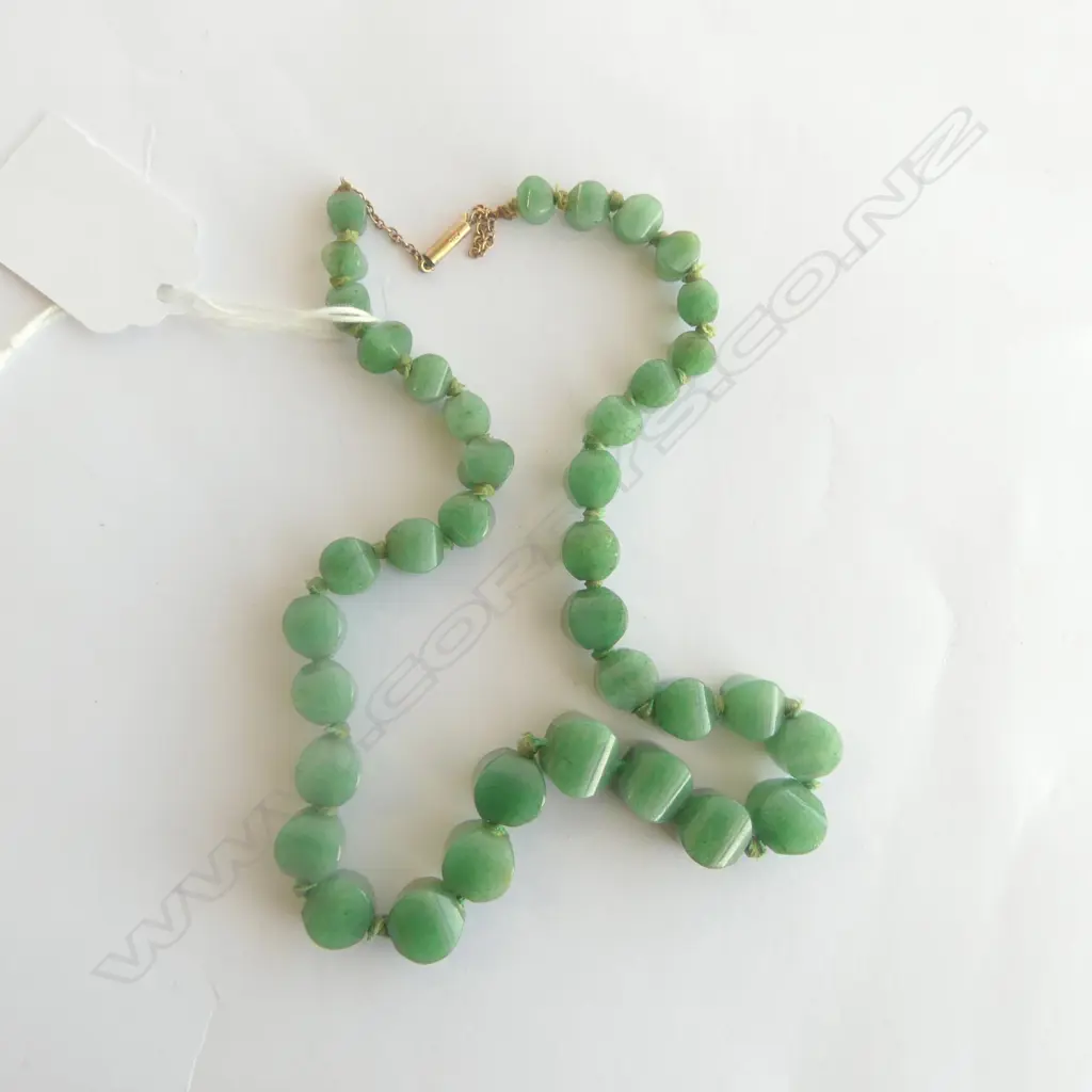 VINTAGE GRADUATED GREEN AGATE NECKLACE of swollen cube form beads w 9ct clasp. L.440mm Image 1++