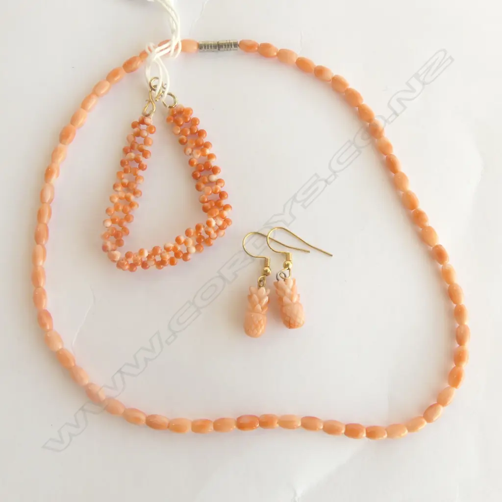 CORAL COLOURED BEADED NECKLACE, BRACELET & 2 PINEAPPLE FORM EARRINGS Image 1++