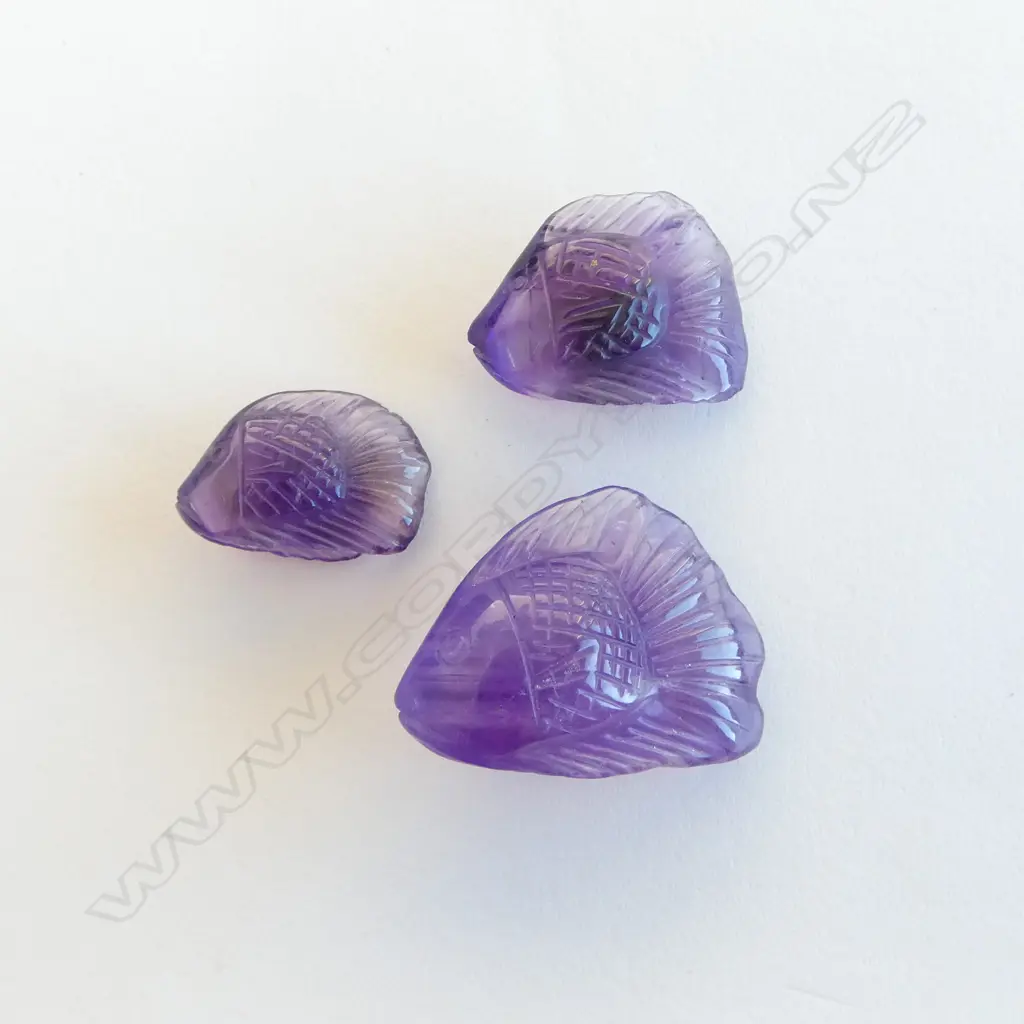 3 AMETHYST CARVED FISH, VARIOUS SIZES, 52.58ct Image 1++