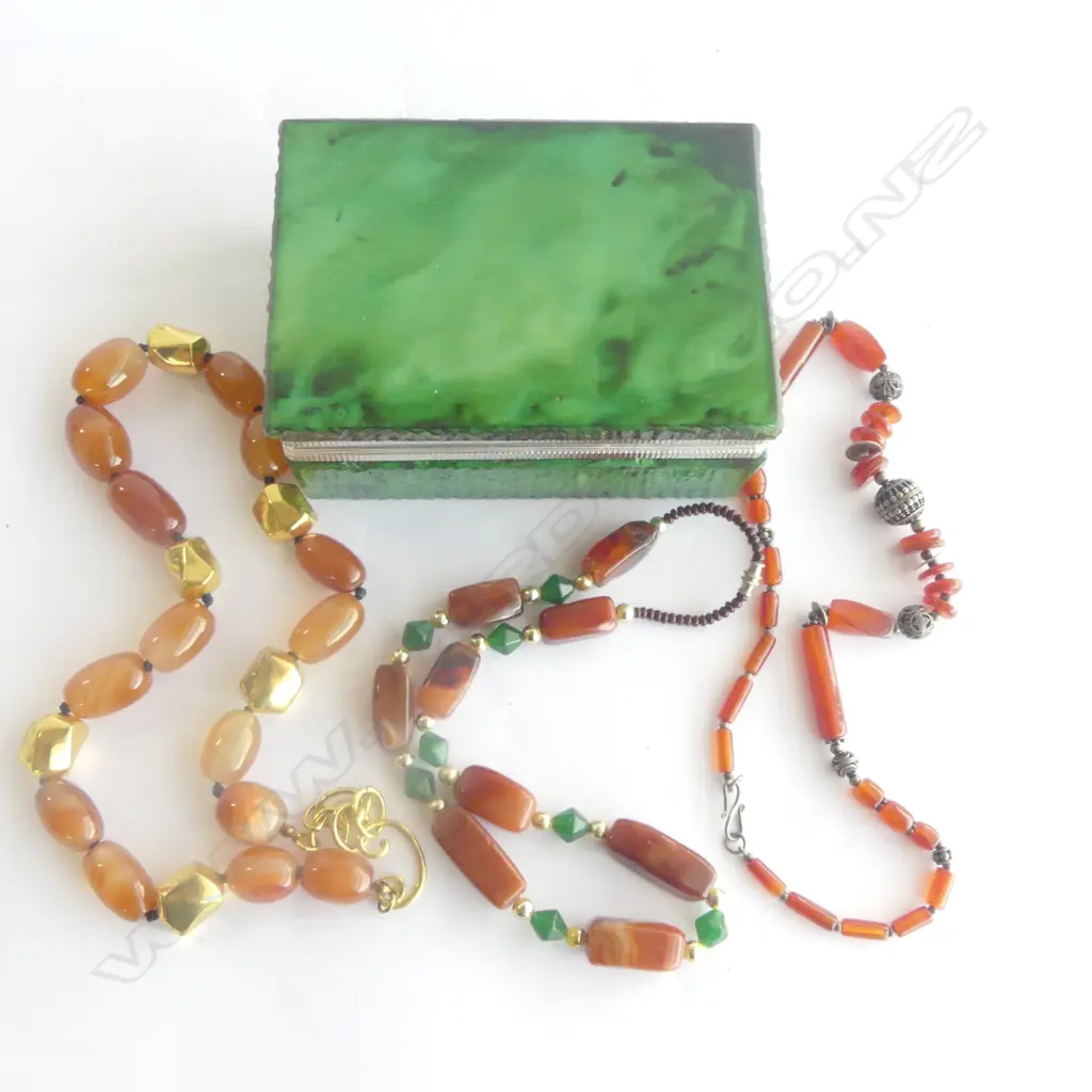GREEN JEWLERY BOX WITH 3 AGATE STONE NECKLACES Image 1++