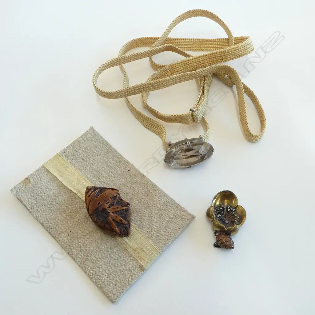 3 QUALITY VINTAGE JEWELLERY BELT FITTINGS: Oriental carved peach pip + signed gilt bronze flower head & cone + other Image 1++