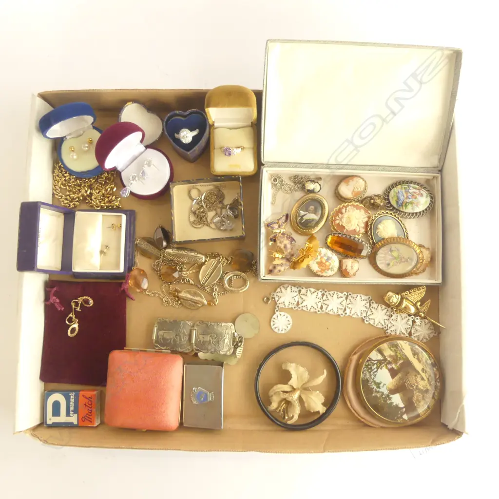 TRAY LOT COSTUME JEWELLERY Image 1++