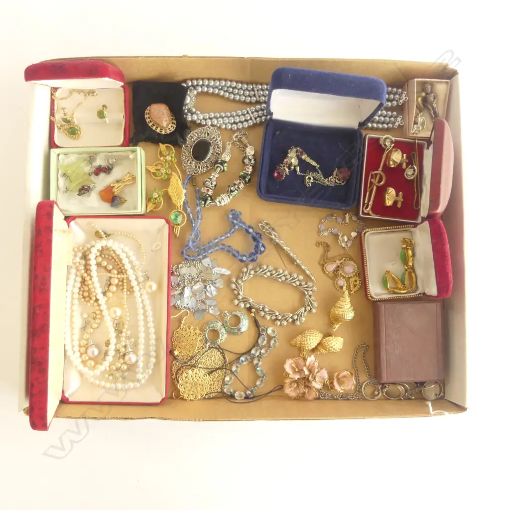 TRAY LOT COSTUME JEWELLERY Image 1++