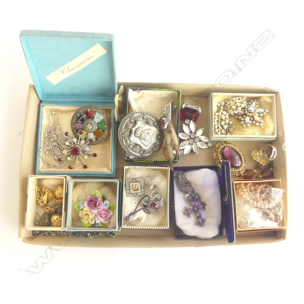 TRAY LOT COSTUME JEWELLERY Image 1++