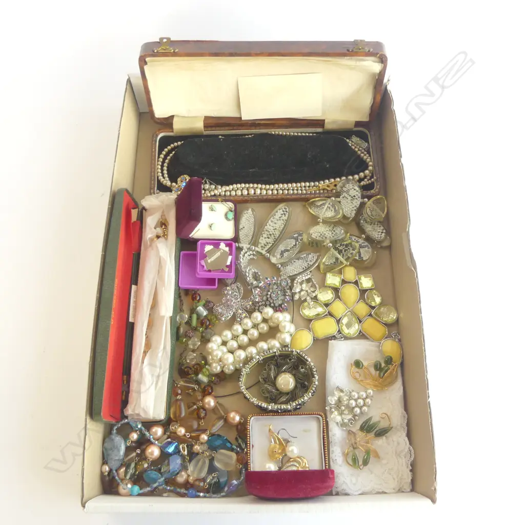 TRAY LOT COSTUME JEWELLERY Image 1++