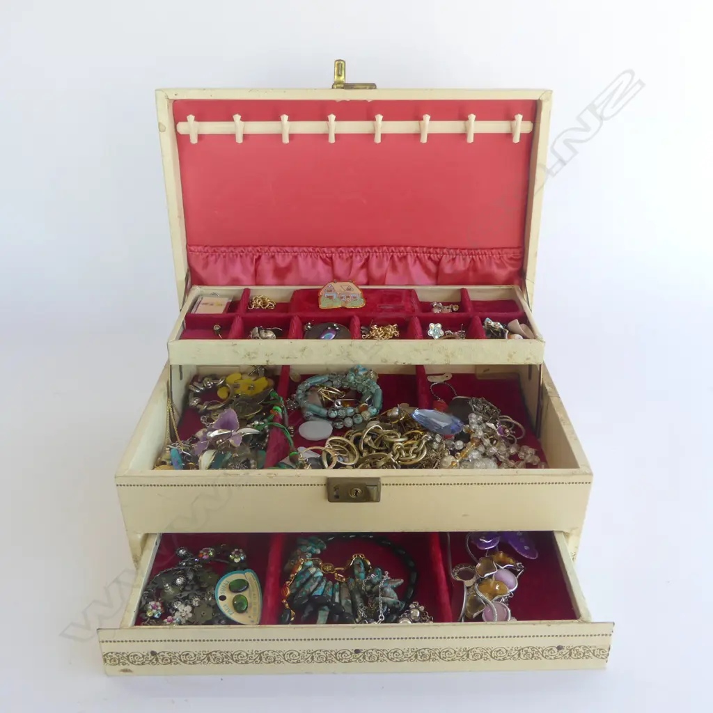 JEWLERY BOX OF COSTUME JEWLERY Image 1++
