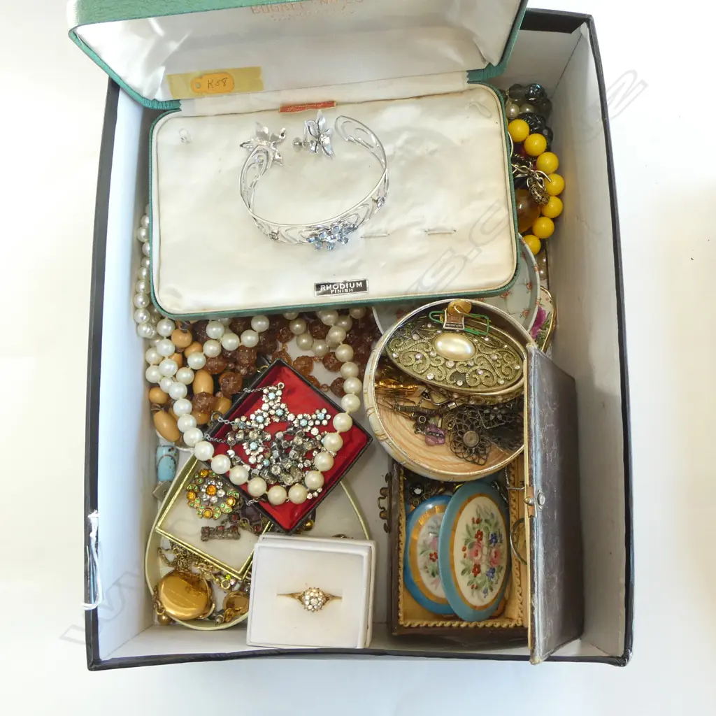 COLLECTION OF COSTUME JEWLERY Image 1++