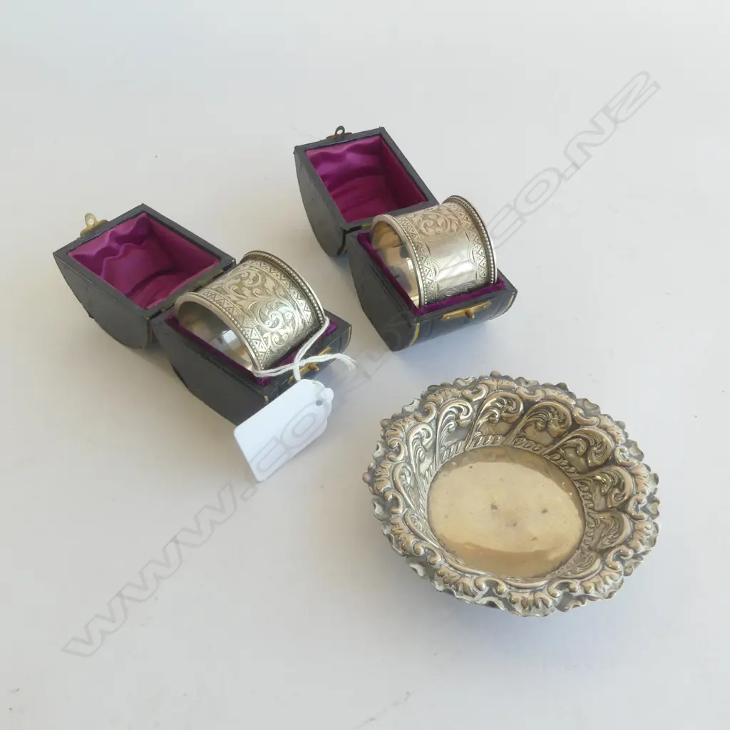2 CASED S/SILVER NAPKIN RINGS & SMALL S/SILVER BON BON DISH 85GMS Image 1++