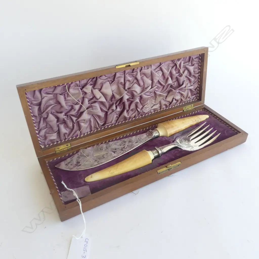 IVORY HANDLED AND BOXED SILVER PLATE FISH SERVERS Image 1++