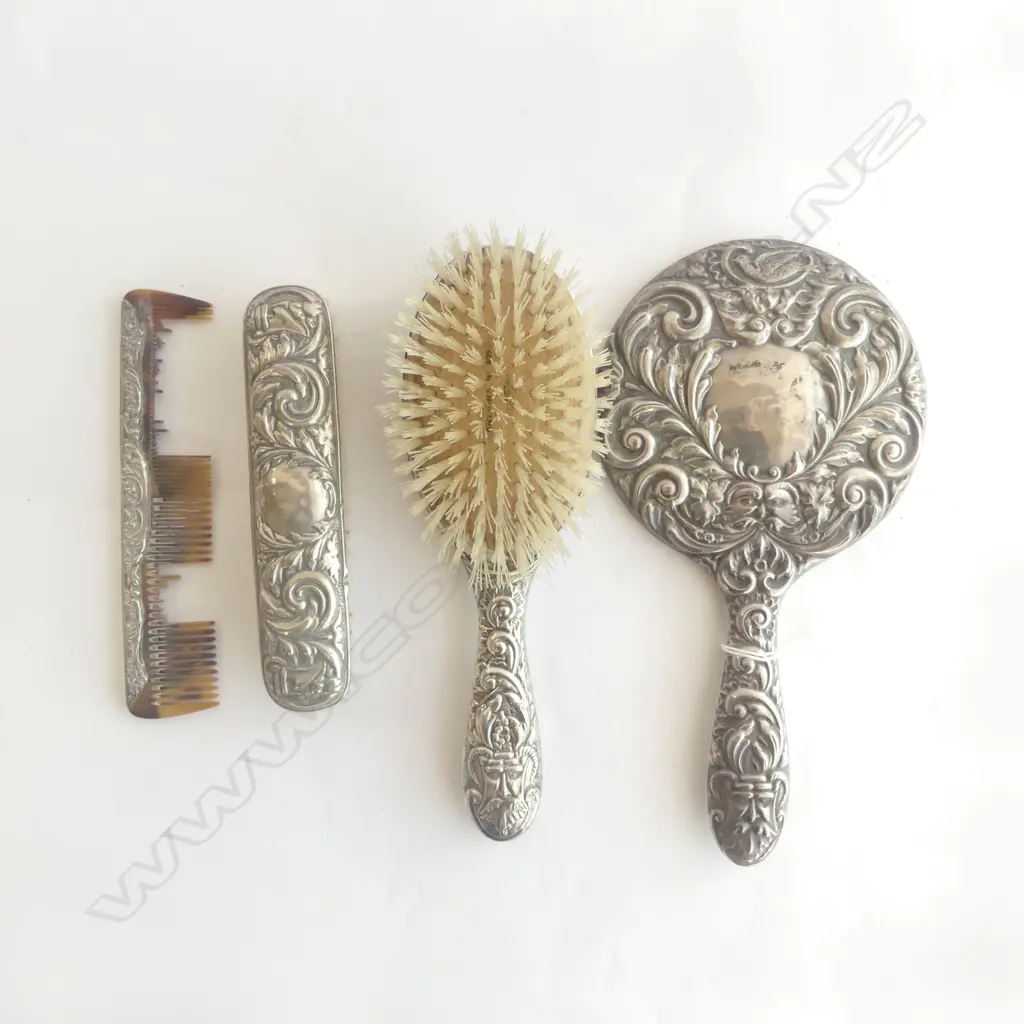 4PC S/SILVER DRESSING TABLE SET - COMB FAULTED Image 1++