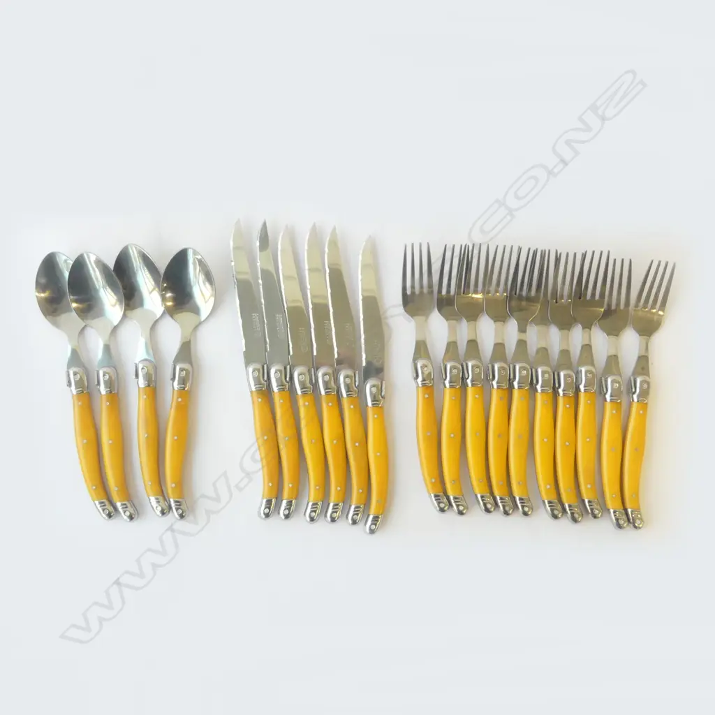 TRAY OF ASST LAGUIOLE CUTLERY Image 1++