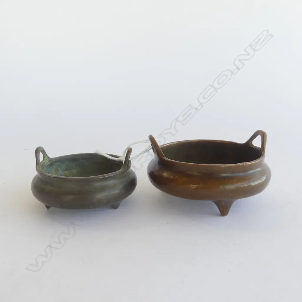2 SMALL CHINESE BRONZE INCENSE BURNERS 3 legs pr open handles. Dia.85mm largest Image 1++