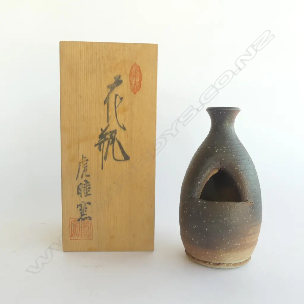 QUALITY JAPANESE BIZEN WARE POTTERY VASE, SIGNED TO BASE, H.180mm (w cedar box) Image 1++