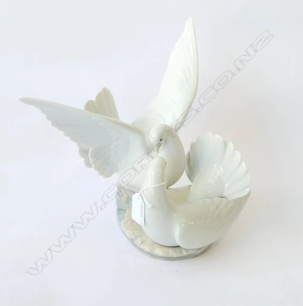 LLADRO 'LOVE NEST' DOVES, H.230mm Image 1++