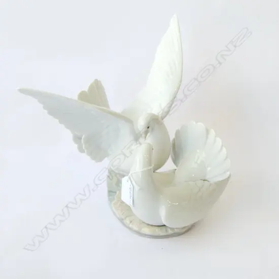 LLADRO 'LOVE NEST' DOVES, H.230mm