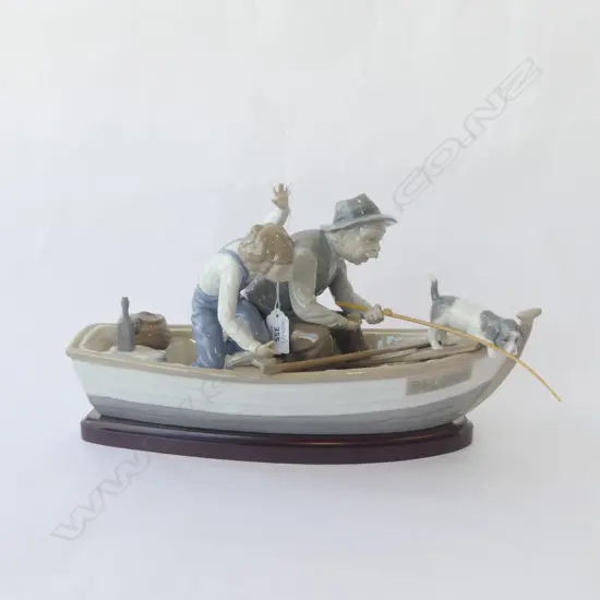 LLADRO #5215 'FISHING w. GRAMPS' ON WOODEN STAND L.400mm