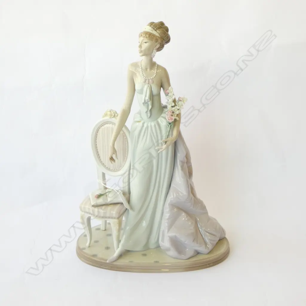 LRG PC LLADRO 'LADY of TASTE', H.370 x 240mm (sml repair) Image 1++