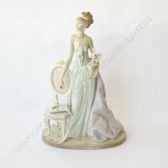 LRG PC LLADRO 'LADY of TASTE', H.370 x 240mm (sml repair)