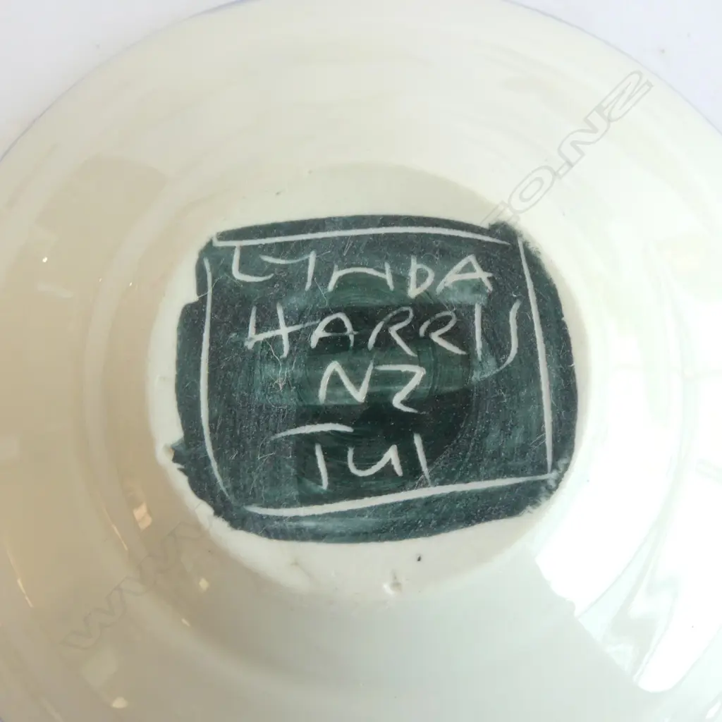 3 LYNDA HARRIS N.Z. POTTERY DISHES + 5 OTHERS Image 1++