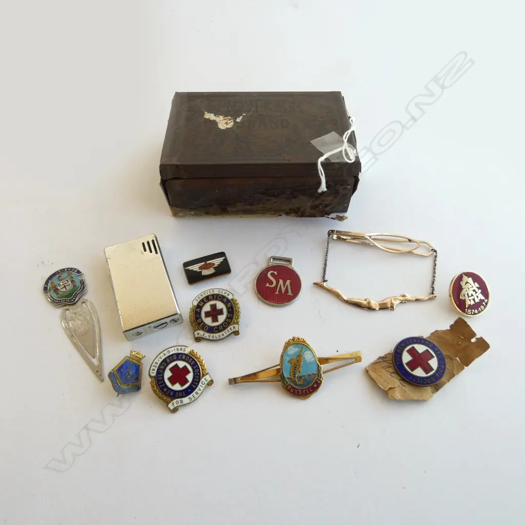 TIN OF VINTAGE ENAMEL BADGES CIG LIGHTER ETC Image 1++