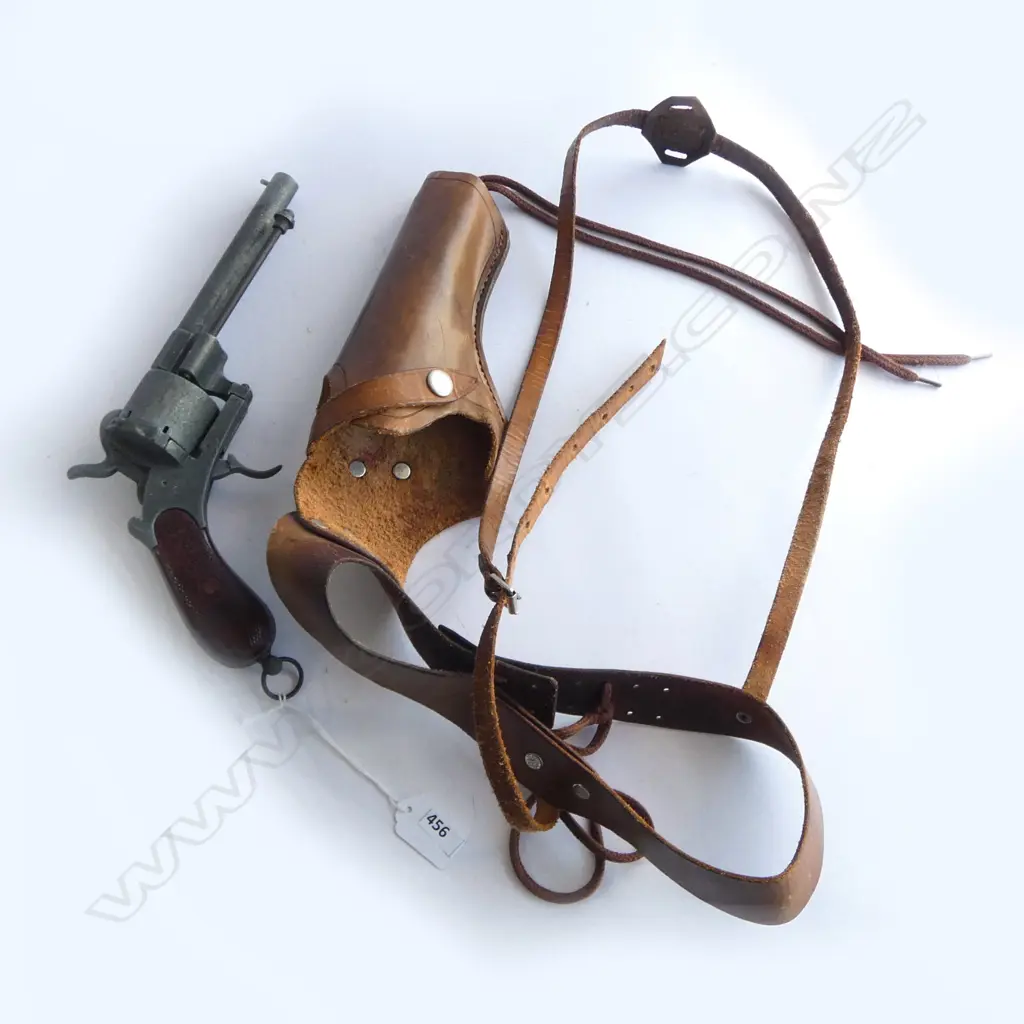 VINTAGE REPRODUCTION REVOLVER IN LEATHER HOLSTER Image 1++