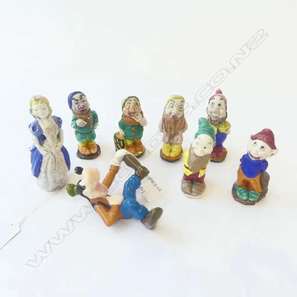 VINTAGE DISNEY MINIATURE SNOW WHITE & 6 DWARVES + GOOFY ORNAMENTS  Image 1++