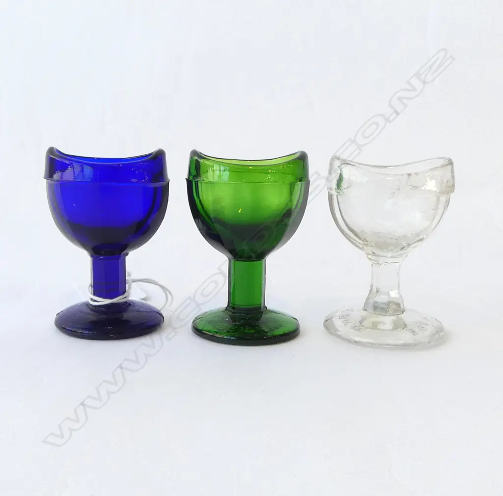 SET OF 3 ANTIQUE GLASS EYE BATHS – GREEN, BLUE, CLEAR ‘BRITISH MADE’, L.60MM Image 1++