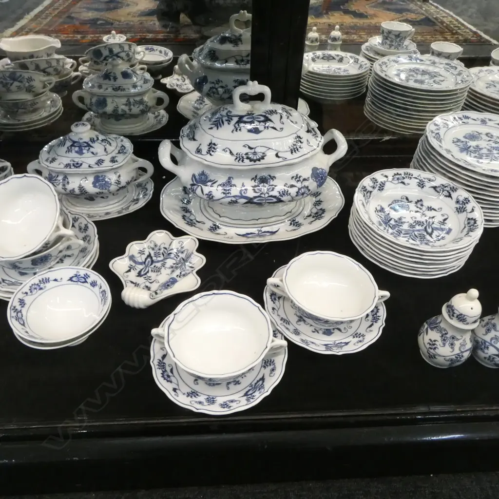LARGE BLUE DANUBE DINNER SERVICE Image 1++