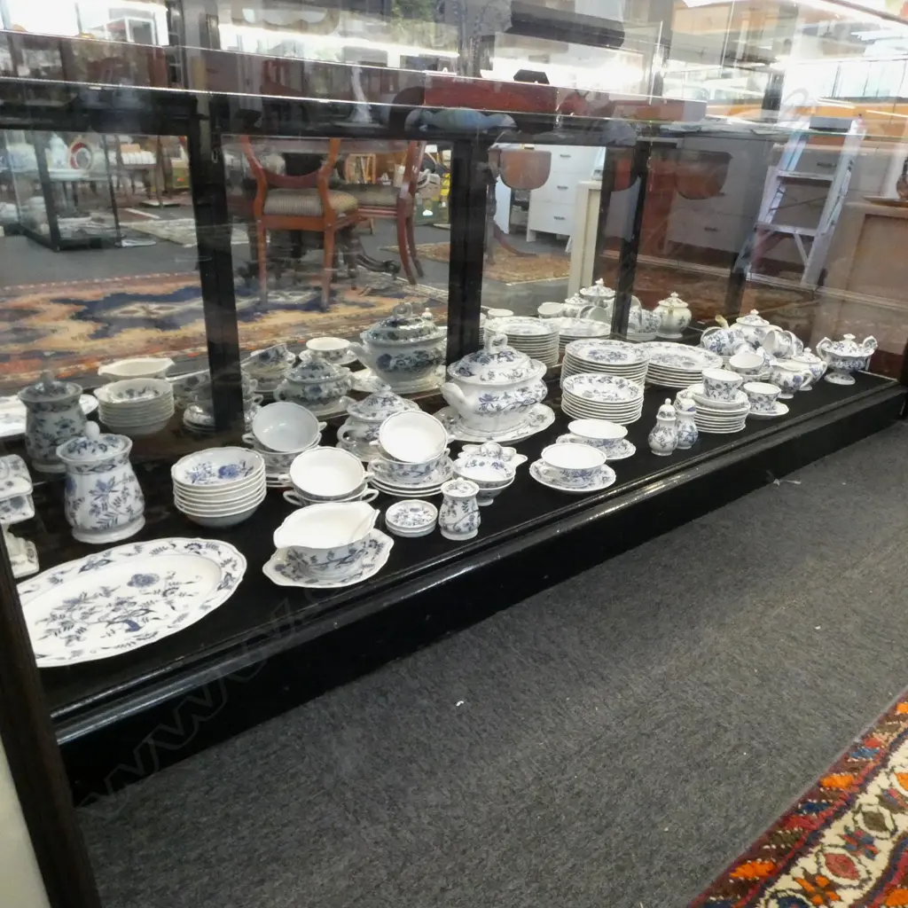 LARGE BLUE DANUBE DINNER SERVICE Image 1++