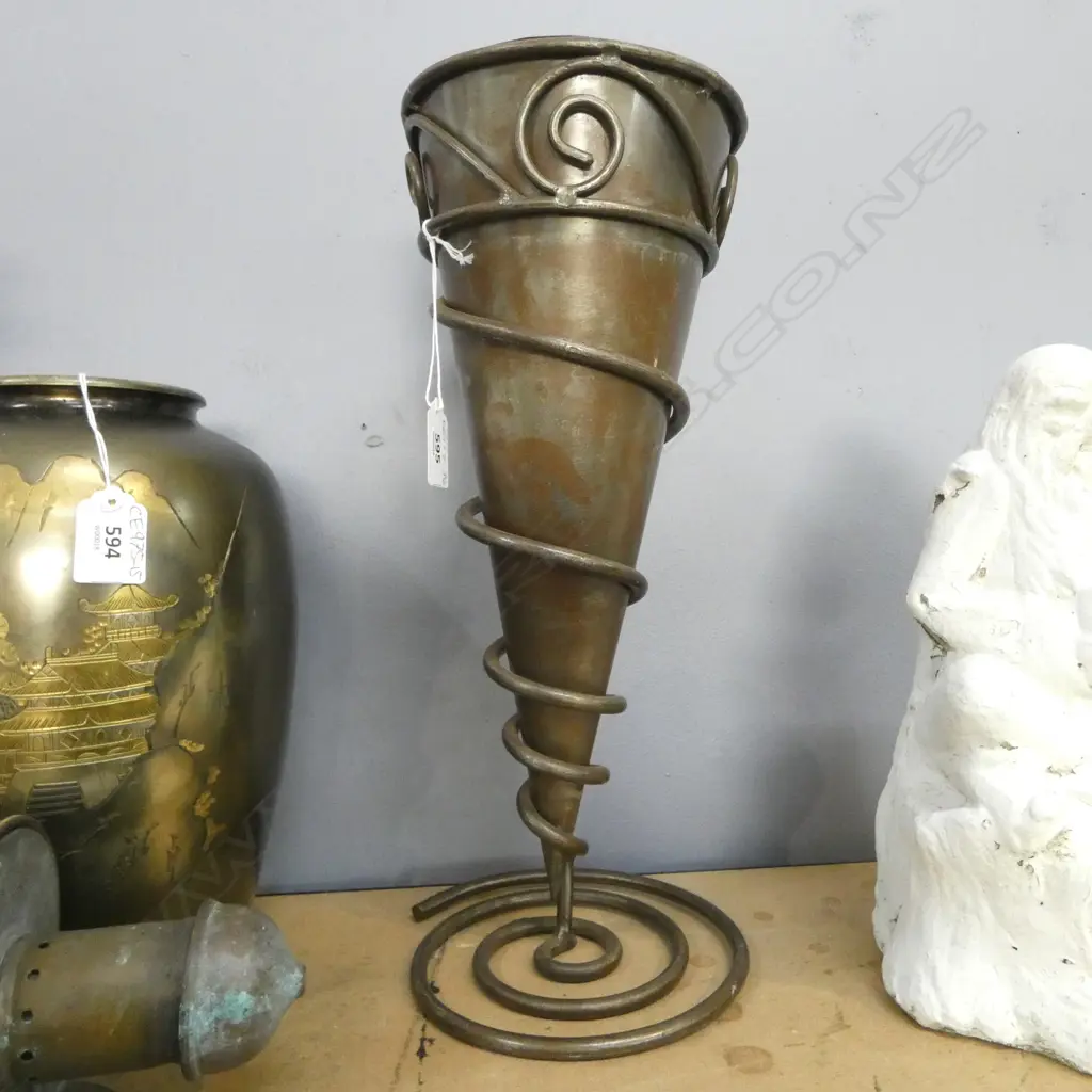 MID-CENTURY CONICAL COPPER VASE + CRADLE H380m Image 1++