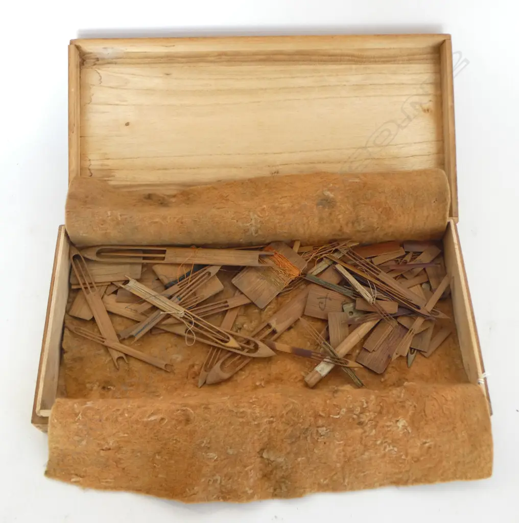 BOXED COLLECTION OF OLD MEIJI JAPANESE BAMBOO SEWING SHUTTLES Image 1++