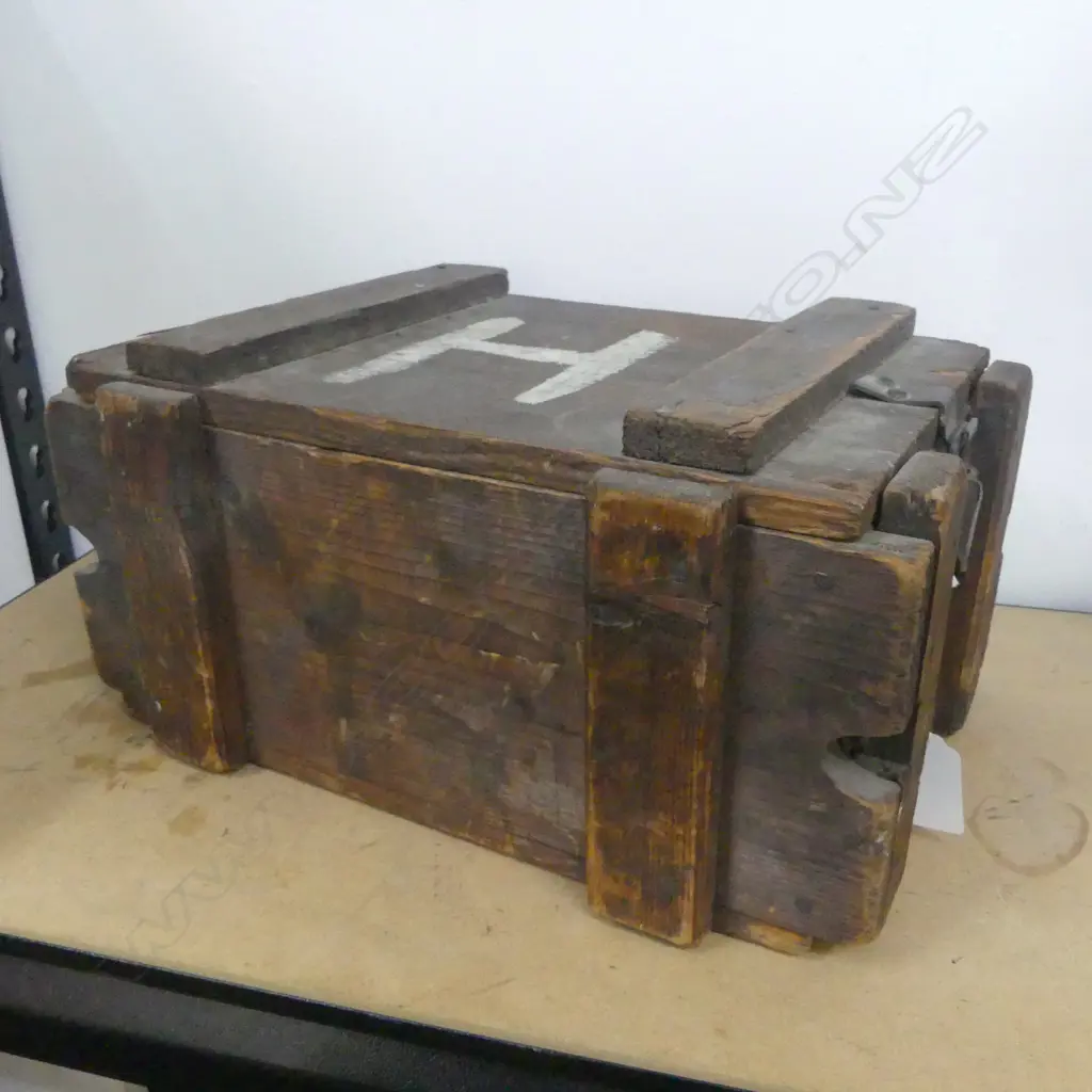 WWII BRITISH MILITARY WOODEN AMMUNITION CASE D1944 310x190x160mm Image 1++