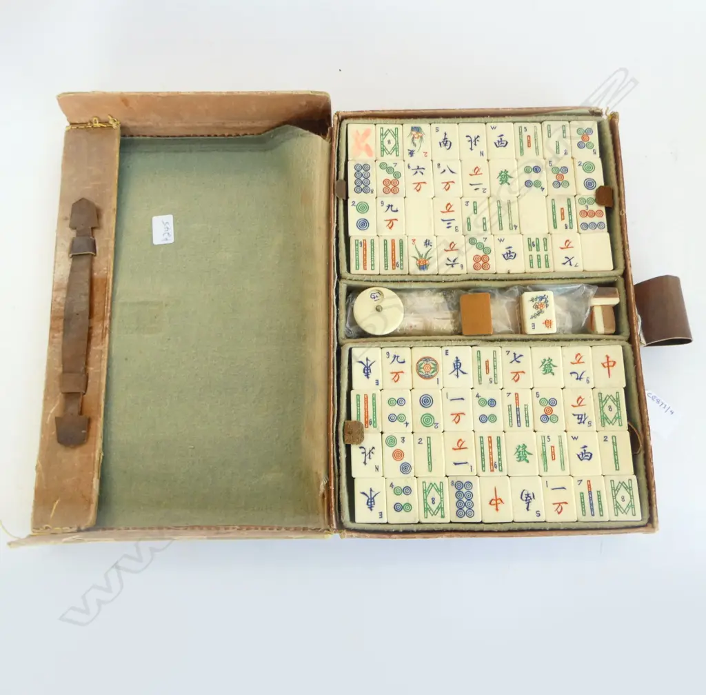 VINTAGE CASED BAMBOO & BONE MAH JONG SET  Image 1++