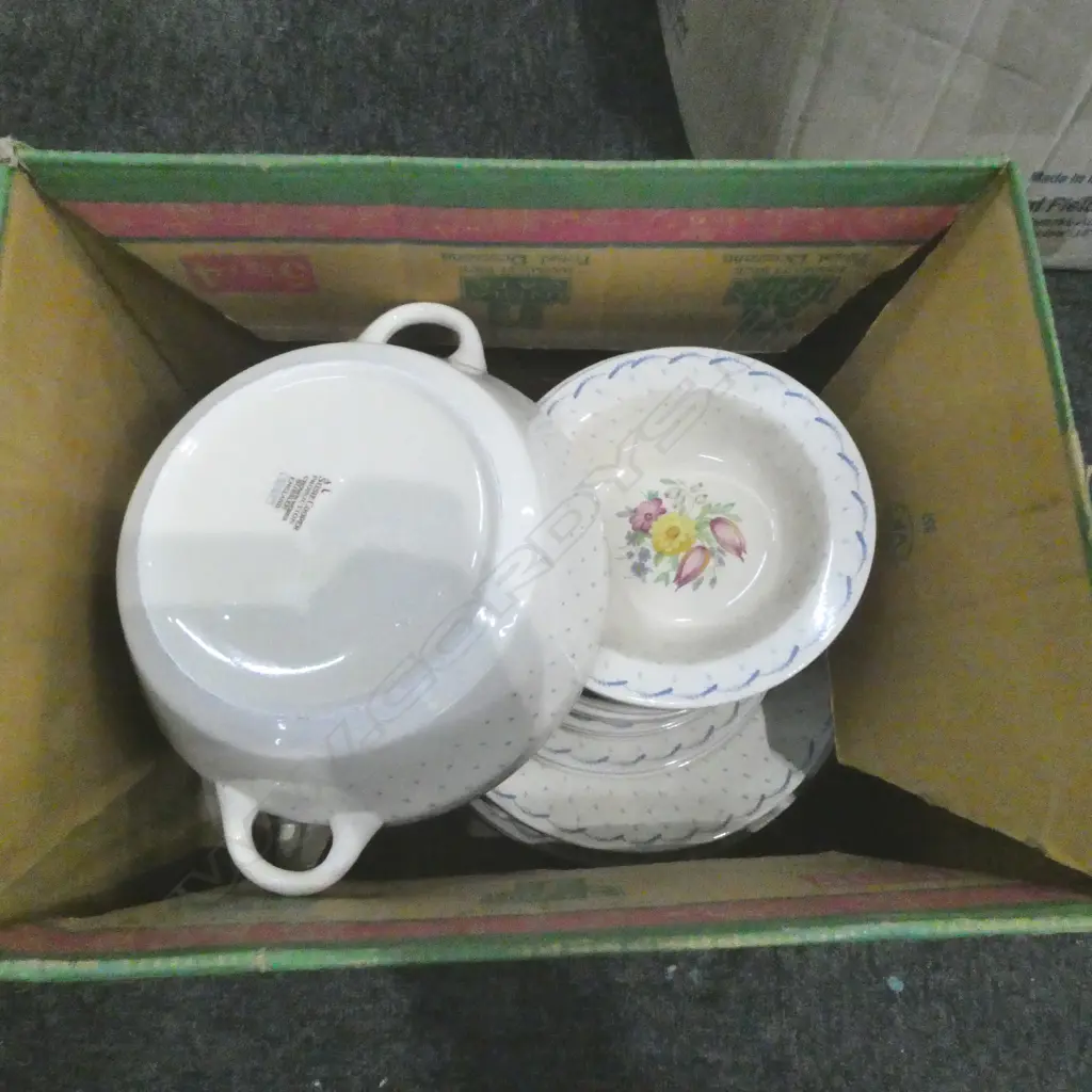 PART SUZIE COOPER DINNER SERVICE INCLUDES 2 LIDDED TURREENS Image 1++