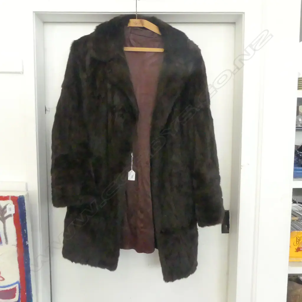 VINTAGE LADIES FUR COAT  Image 1++